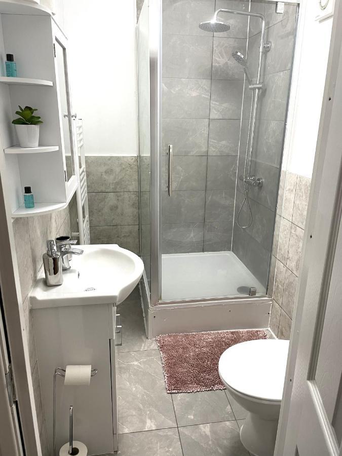 Supreme - 1 Bedroom Apart Sleeps 4 Short/Long Stay Gillingham  Exterior photo