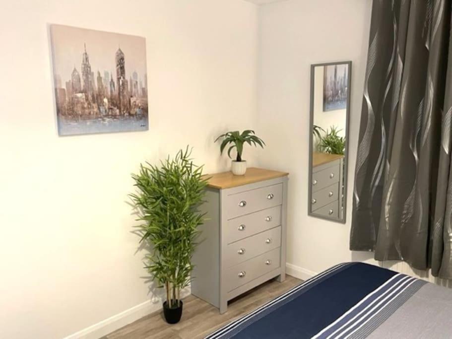 Supreme - 1 Bedroom Apart Sleeps 4 Short/Long Stay Gillingham  Exterior photo