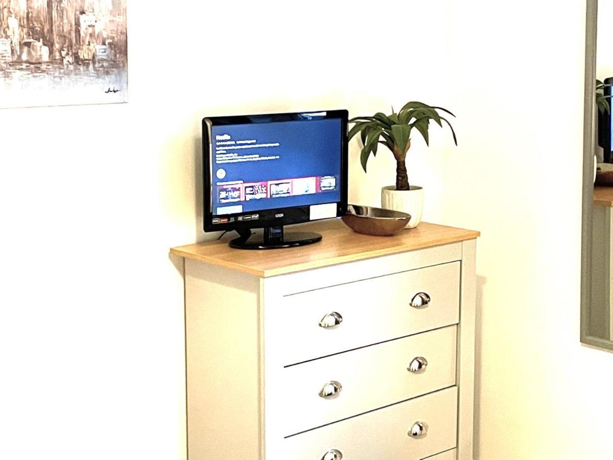 Supreme - 1 Bedroom Apart Sleeps 4 Short/Long Stay Gillingham  Exterior photo